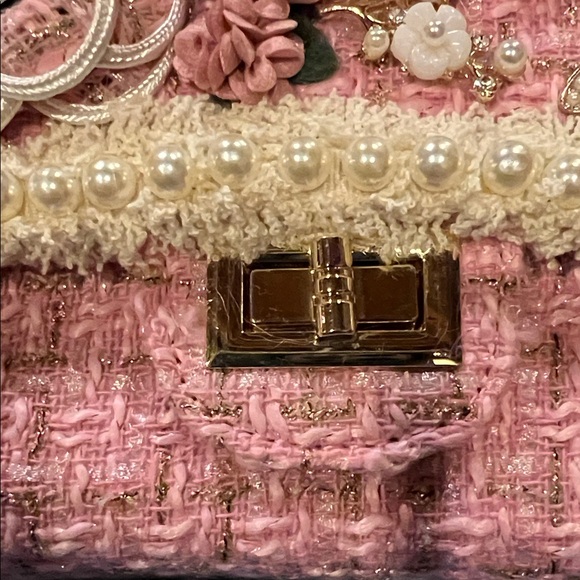 Elegant Bari Lynn Pearl Jeweled Pink Tweed Bag with Floral Embellishments - Picture 4 of 7